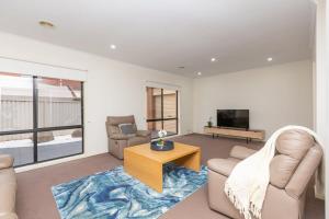 Spacious 4-Bedroom Family Retreat with Pool at Tarneit