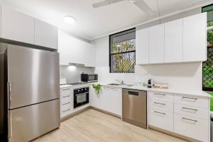 Sandalwood Oasis - Tropical Serenity near Waterfront