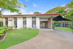 Sandalwood Oasis - Tropical Serenity near Waterfront