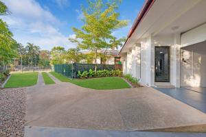 Sandalwood Oasis - Tropical Serenity near Waterfront