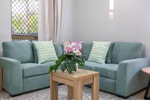 Sandalwood Oasis - Tropical Serenity near Waterfront