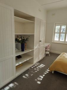 Elegant Art Deco Gem Cosy 3BR Retreat