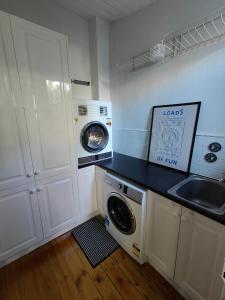 Elegant Art Deco Gem Cosy 3BR Retreat