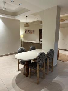 Boudhi House Minimalist Retreat with Ganges View