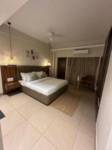 Boudhi House Minimalist Retreat with Ganges View