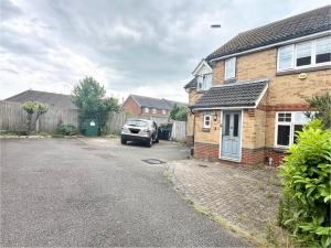 Semi-Detached Holiday Home in Ashford with Spacious Parking in Secure Neighbourhood