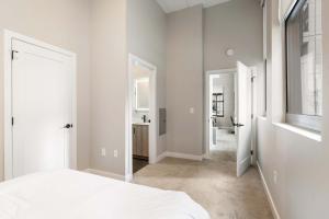 Spacious 2BR CozySuites OTR Downtown #06