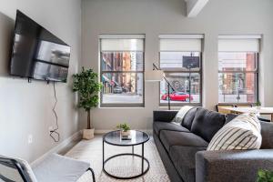 Spacious 2BR CozySuites OTR Downtown #06
