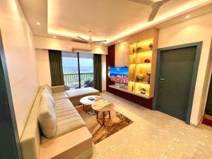 2BHK Serviced Apartment, 5-Min Walk to Candolim Beach, Pool & River View