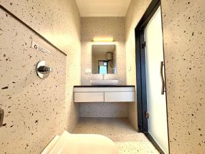 2BHK Serviced Apartment, 5-Min Walk to Candolim Beach, Pool & River View