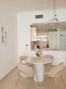 Apartment in Dubai Marina with Sea View & Balcony & Pool