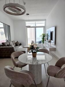 Apartment in Dubai Marina with Sea View & Balcony & Pool