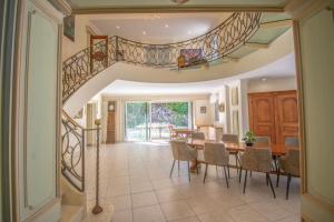 Charmante villa avec grande piscine au calme