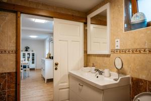 Bee House & Apartment