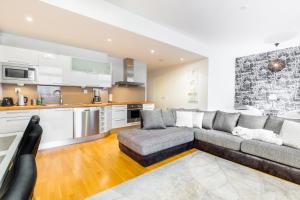 Practical & Spacious apartment in Helsinki District, Private Sauna, Free WiFi