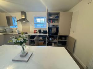 Detached 4BR House - Private Garden, Garage & Parking - Perfect for Long Stays, Families, Contractors