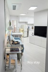 Roy Stay Suwon Haenggung