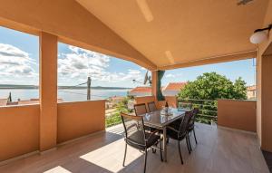 3 Bedroom Beautiful Apartment In Maslenica