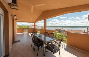 3 Bedroom Beautiful Apartment In Maslenica