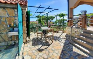 3 Bedroom Beautiful Apartment In Maslenica