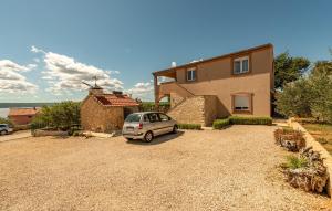 3 Bedroom Beautiful Apartment In Maslenica