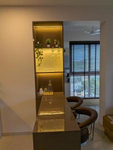 Modern Hill-View Studio - Work-Friendly - Pashan