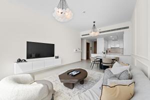 Parkside 2BR plus Maid Canal Front