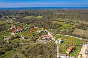 Villa Cirka in Central Istria for 14 persons with a 36 m2 heated pool, gaming & activities for kids and adults