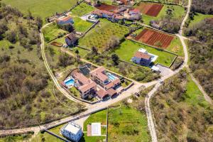 Villa Cirka in Central Istria for 14 persons with a 36 m2 heated pool, gaming & activities for kids and adults