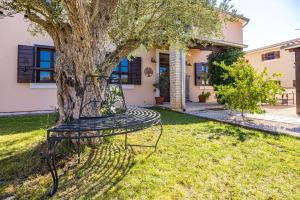 Villa Cirka in Central Istria for 14 persons with a 36 m2 heated pool, gaming & activities for kids and adults