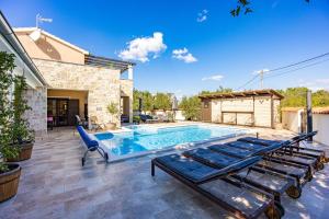 Villa Cirka in Central Istria for 14 persons with a 36 m2 heated pool, gaming & activities for kids and adults