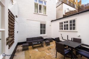 10 Mins Walk to Harrods Belgravia Mews House