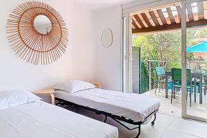 Apartment with terrace near the sea