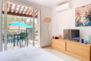 Apartment with terrace near the sea