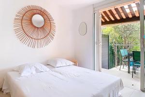 Apartment with terrace near the sea