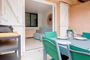 Apartment with terrace near the sea