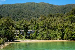 Waterfront villa Endeavour Inlet