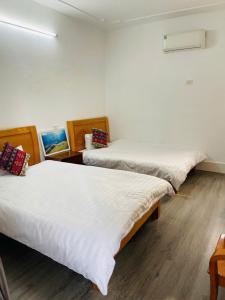 Moon Hotel ,taxi ,trek & Spa