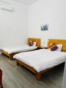 Moon Hotel ,taxi ,trek & Spa