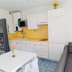 Appartement 4 personnes avec Piscine, Parking & Wi-Fi à 250 m de la plage