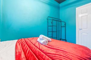 4 Bedroom House in Eccles, Trafford, Manchester - Sleeps 10 - 3 Double Beds - 4 Single Beds - FREE PARKING, Garden & Fast Fibre Wi-Fi - Close to Trafford Centre, MediaCityUK, Salford Quays, and both Old Trafford stadiums