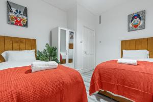 4 Bedroom House in Eccles, Trafford, Manchester - Sleeps 10 - 3 Double Beds - 4 Single Beds - FREE PARKING, Garden & Fast Fibre Wi-Fi - Close to Trafford Centre, MediaCityUK, Salford Quays, and both Old Trafford stadiums