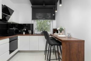 Modern Apartment with Desk and Balcony by Noclegi Renters