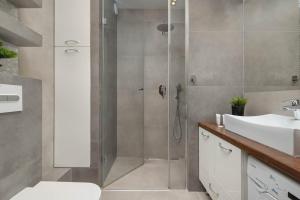 Modern Apartment with Desk and Balcony by Noclegi Renters