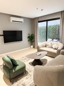 Elegant 3BR Apartment with Private Outdoor Lounge - NZL255