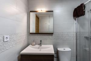 Acogedor apartamento con piscina y terraza, cerca del mar