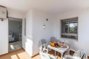 Acogedor apartamento con piscina y terraza, cerca del mar