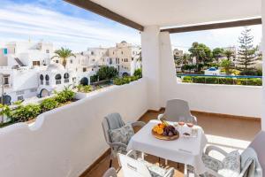 Acogedor apartamento con piscina y terraza, cerca del mar