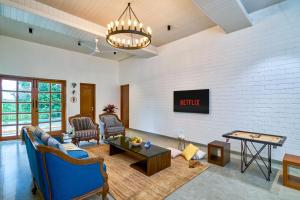 SaffronStays Ira - 3BR vegetarian pet-friendly villa with pool, gazebo & terrace glasshouse in Karjat