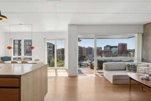 Luxury Apt with Harbor Views 2